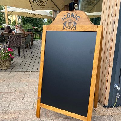 Stojanová tabuľa s UV potlačou loga na čele tabule.