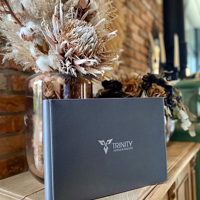 Izbový organizér z kože Berlín s razbou v bielej farbe.