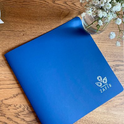 Menu Ambiente z kože Spectro formátu A4Q s razbou so striebornou fóliou