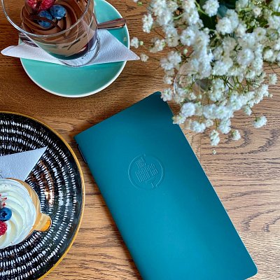 Menu obal Ambiente A5H z kože Spectro s ražbou loga bez farebnej fólie.