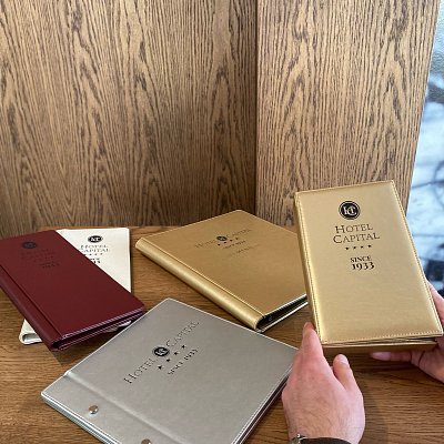 Menu karty z kože Berlín s ražbou loga