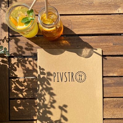 Menu karta Ambiente z umyvateľného papiera vo formáte A4 v hnedej farbe s termotransferom loga PIVSTRO.