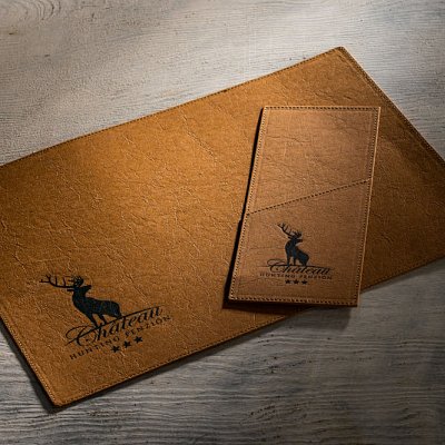 Podložka pod tanier a obal na príbor z umyvateľného papiera v svetlej farbe s termotransferom loga v čiernej farbe.