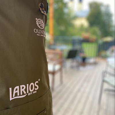 Vyšitie loga na zásteru.