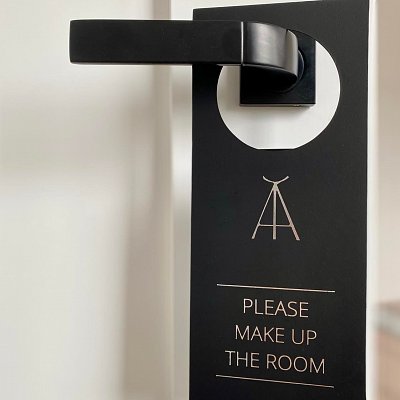 Visačka na dvere z kože Spectro s razbou loga s farebnou fóliou.