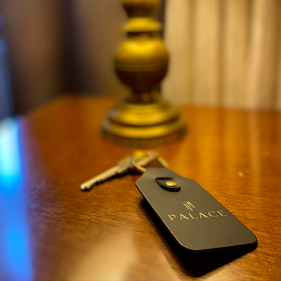 Kľúčenka z kože Spectro formátu so zlatou fóliou