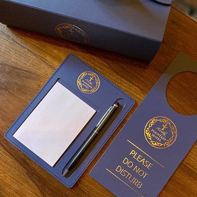 produkty-do-hotelovej-izby-s-koze-spectro-s-razbou-loga-so-zlatou-foliou