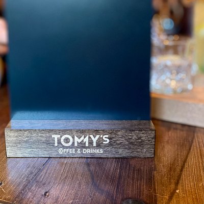 stolova-tabulka-s-gravirovanim-loga