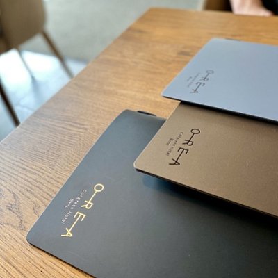 menu-karta-ambiente-z-koze-spectro-s-razbou-loga-s-farebnou-foliou