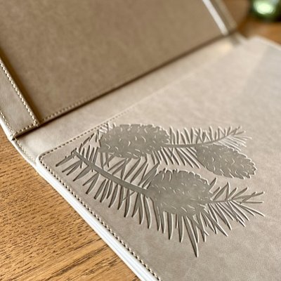 hotelovy-organizer-z-koze-berlin-s-razbou-loga-bez-folie