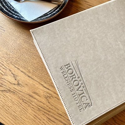 hotelovy-organizer-z-koze-berlin-s-razbou-loga-bez-folie