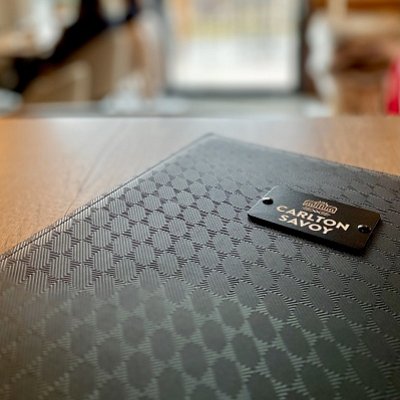 fine-dining-z-koze-spectro-s-etno-ornamentom-a-gravirovanym-logom-na-stitku