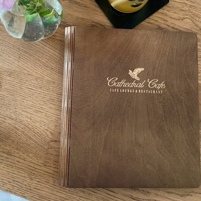 menu-karta-z-preglejky-s-gravirovanym-logom