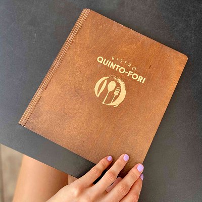 menu-preglejky-z-dreva-s-gravirovanim-loga