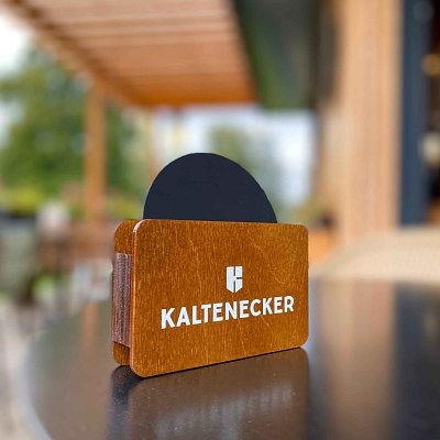 stojan-na-podpivniky-z-preglejky-s-uv-potlacou loga