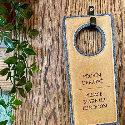 visacka-na-dvere-s-termotranferom-loga