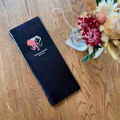 menu-karta-vyrobena-zo-spectro-koza-s-razbou-loga-s-farebnou-foliou