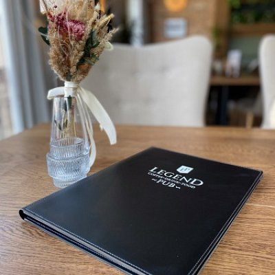 Menu-Fine-dining-Ambiente-z-kože-Spectro-s-razbou-loga-s-farebnou-foliou