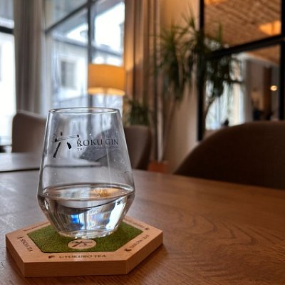 Drevená podložka pod pohár s ekomachom a gravírovaním.