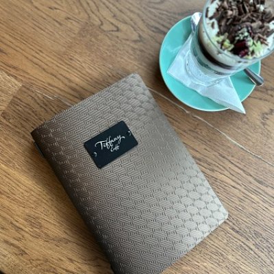 menu-karta-s-gravirovanym-loga-na-stitku