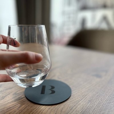 podlozka-pod-pohar-s-gravirovanym-logom