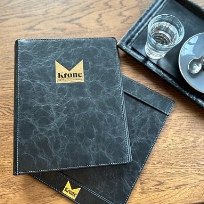 menu-karty-vyrobana-z-koze-berlin-s-razbou-loga-so-zlatou-foliou