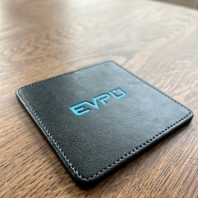 podlozka-pod-pohar-z-koze-berlin-s-razbou-loga-s-modrou-folou