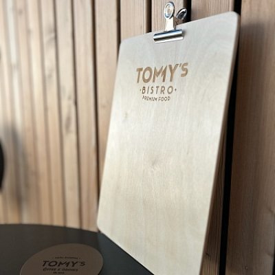 Menu pad z preglejky s gravírovaním loga