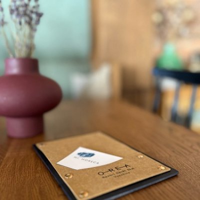 Obal na účtenku vyrobená z preglejky a umývateľného papiera s termotransférom loga Orea