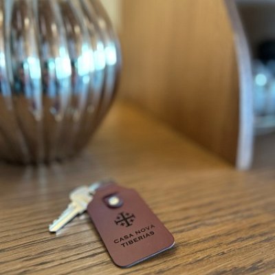 Kožená kľúčenka s gravírovaním loga CASA NOVA TIBERIAS
