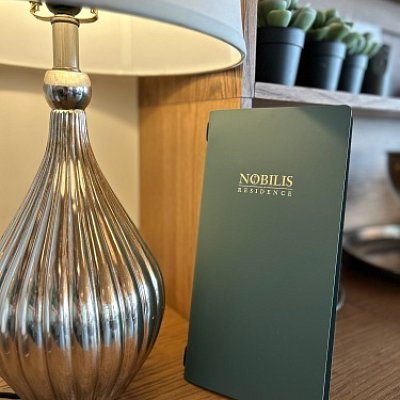 Menu karta z kože Spectro so zlatou razbou loga Nobilis residence.