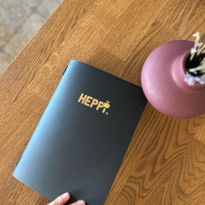 Menu karta z čiernej kože Spectro s zlatou razbou loga Heppi