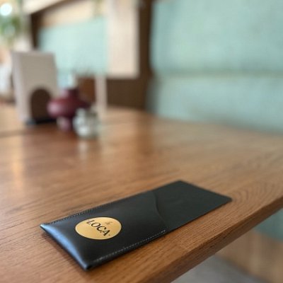 Obal na príbor vyrobený z kože Spectro s razbou loga so zlatou fóliou