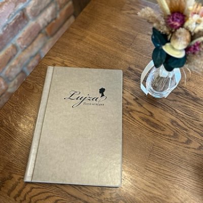 Menu karta z kože Berlín vo farbe caffe latte s vysúvacou lištou s razbou loga