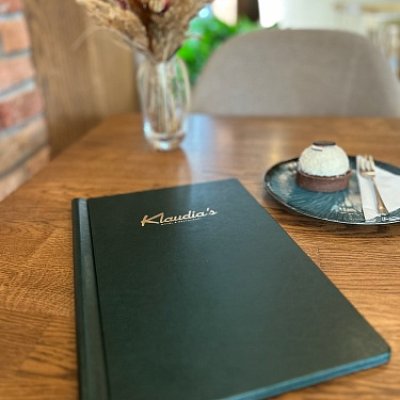 Menu karta z kože Berlín s vysúvacou lištou a razbou loga so zlatou fóliou.