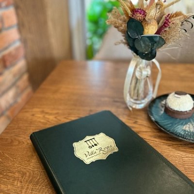 Menu karta zo zelenej kože Berlín so vstavou lištou s razbou loga Villa Regia so zlatou fóliou