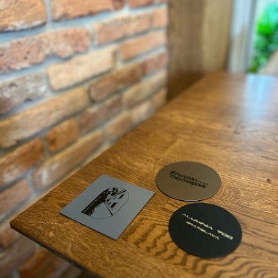 Podložky pod pohár z kože Spectro s gravírovaným logom.