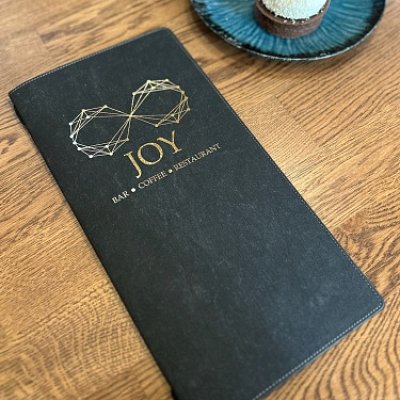 Menu karta z umyvateľného papiera s termotranférom loga v zlatej farbe Joy.