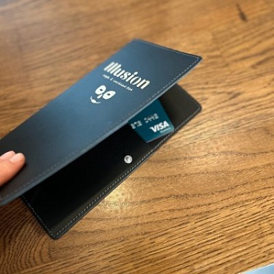 Obal na účtenku z čiernej kože spectro so zlatou razbou loga Ilusion.