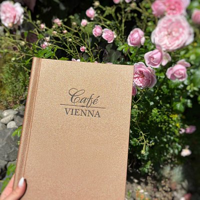 Menu obal Kanvas s vysúvacou lištou a razbou loga Café Vienna
