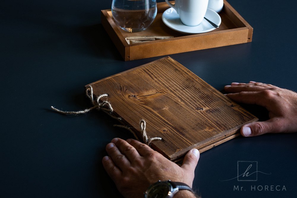 1630591352_hneda-drevena-menu-karta-spajana-s-jutovym-spagaton