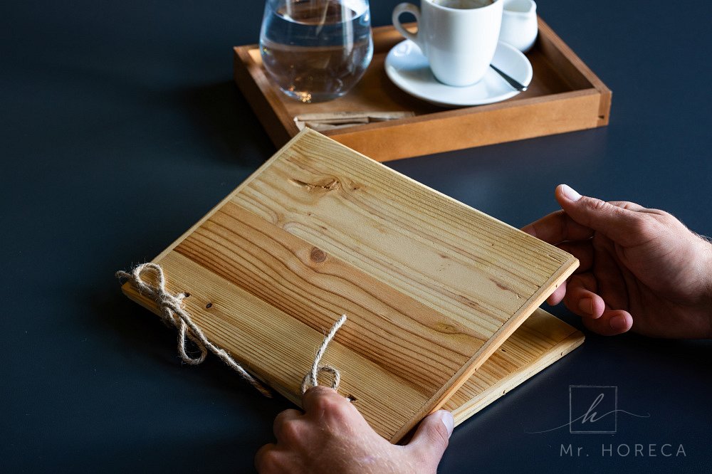 1630591494_drevena-menu-karta-spajana-s-dekorativnym-spagatom-natural