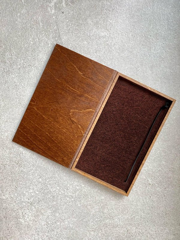 Vnutro dreveneho obalu na pokladnicny blok