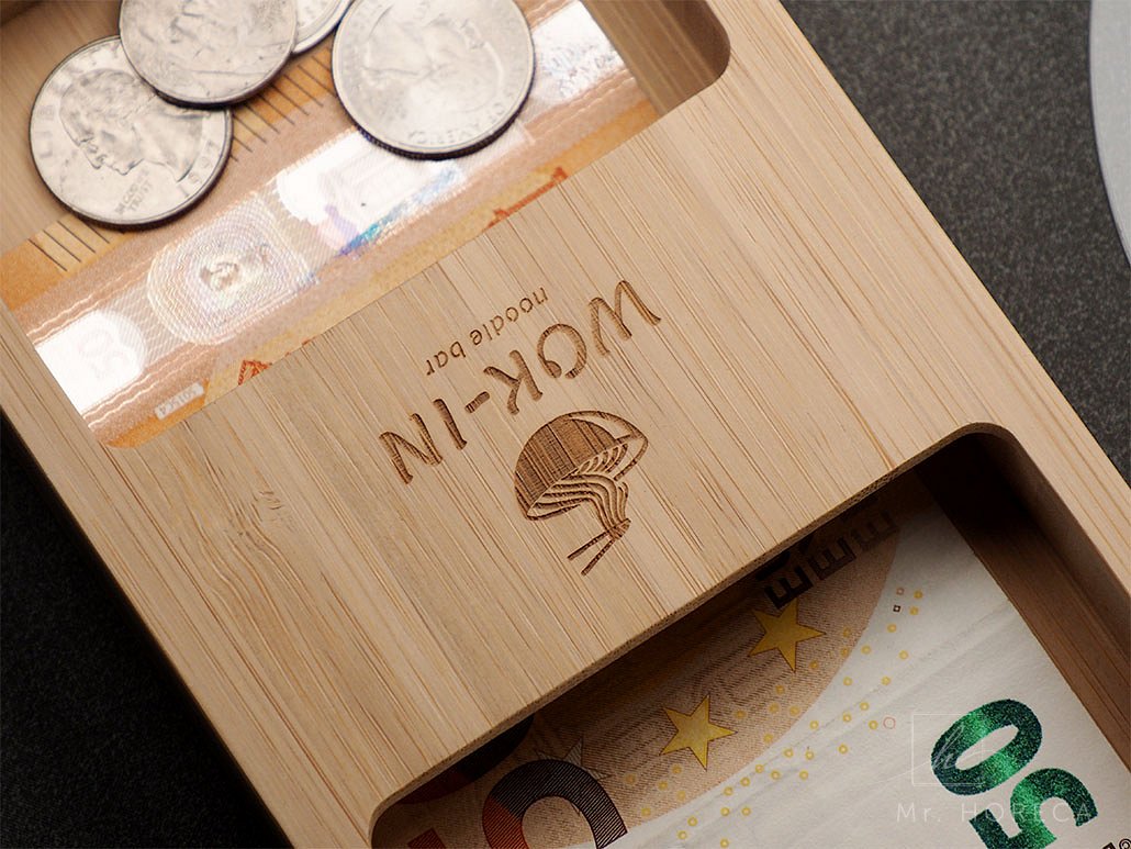 dreveny-bambusovy-cash-box-logo