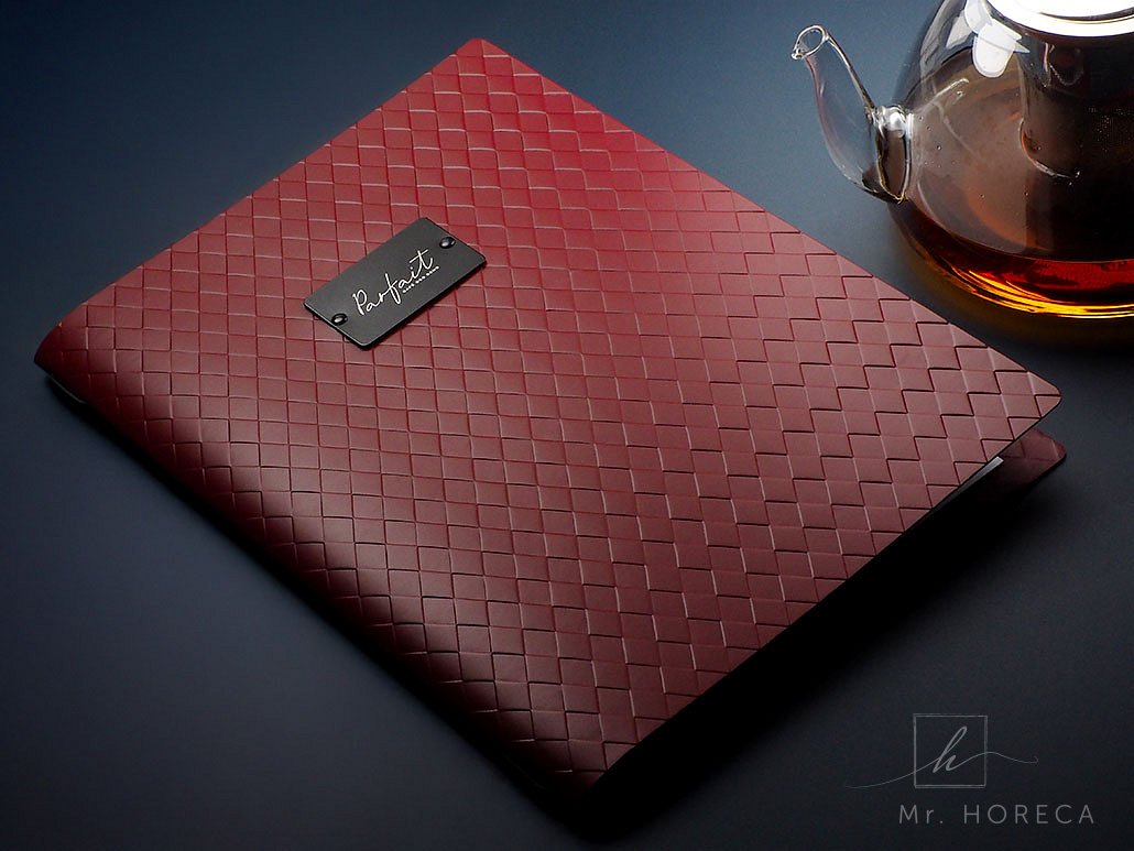 menu-karta-s-harlequin-ornamentom-v-ceresnovo-cervenej-farbe