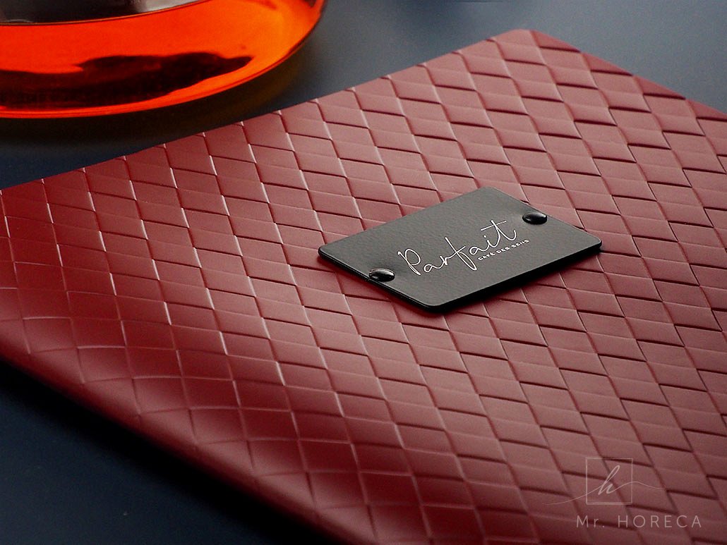 menu-karta-s-harlequin-ornamentom-bordova-farba-detail