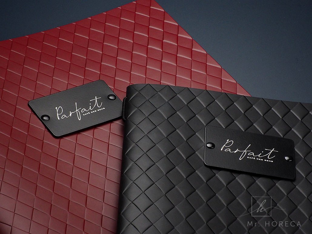 menu-karta-s-harlequin-ornamentom-bordova-vs-cierna