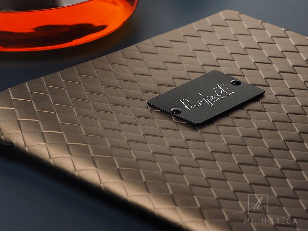 menu-karta-s-harlequin-ornamentom-hneda-farba-detail